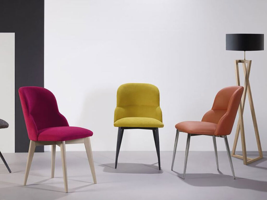 Chaises et fauteuils enveloppants : nos conseils pour une salle à