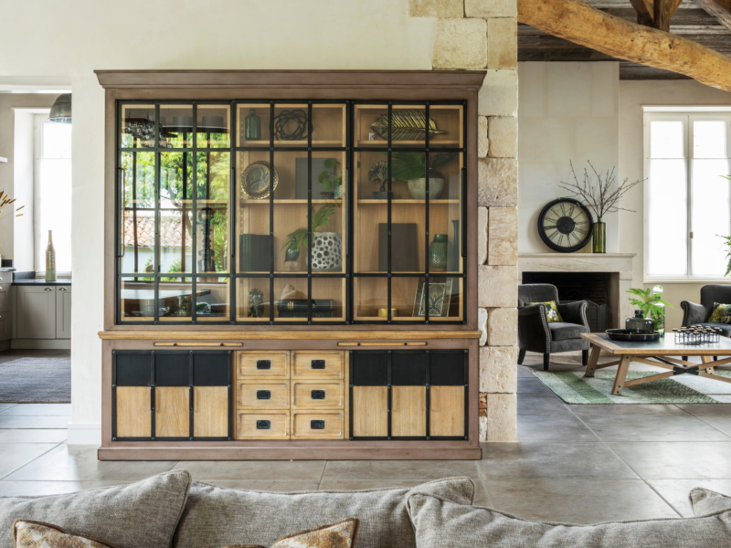 Une grande bibliothèque pour mettre en valeur votre déco (et vos cadeaux de Noël)